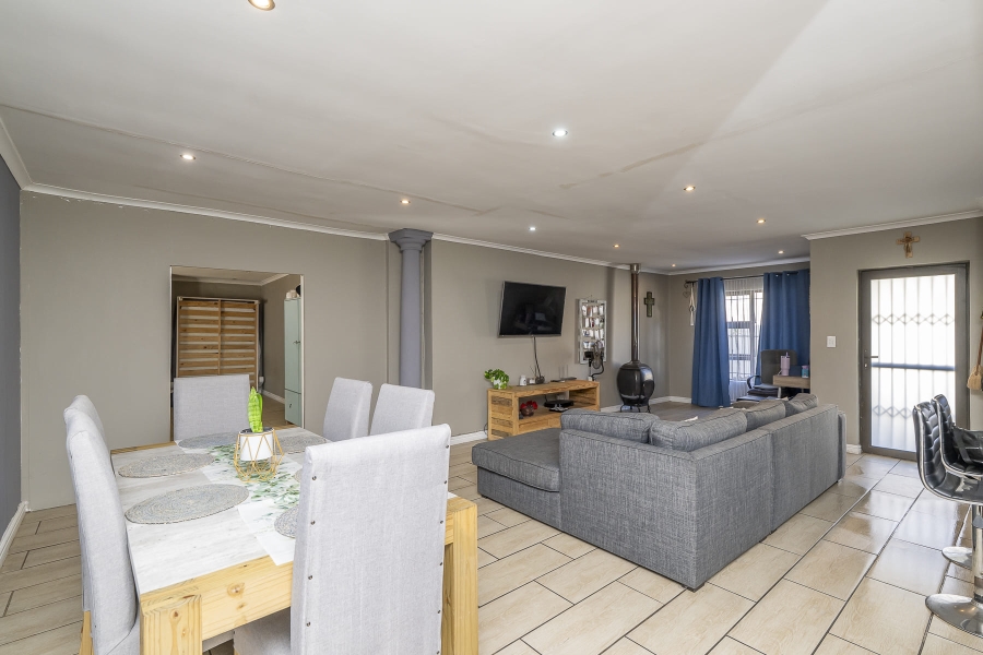 3 Bedroom Property for Sale in Uitzicht Western Cape